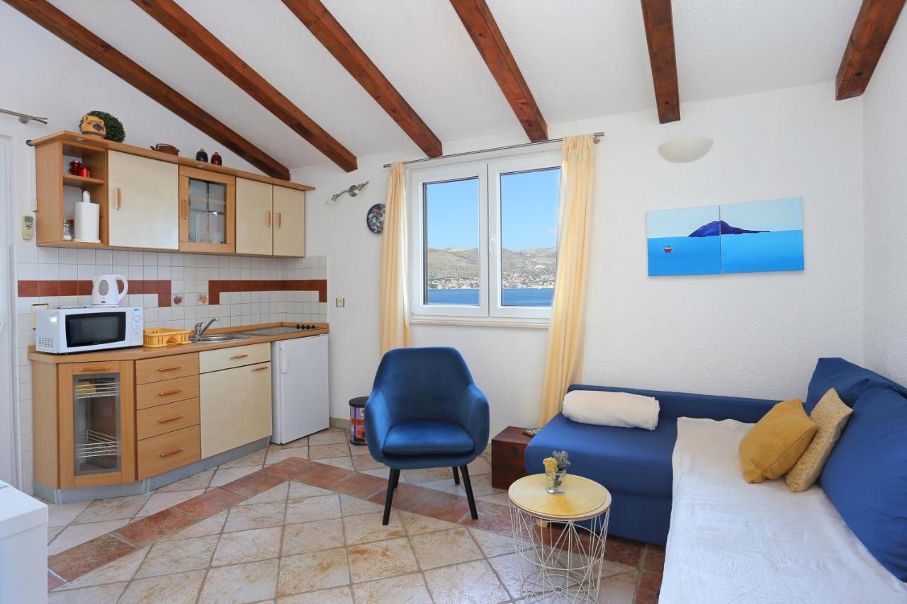 Apartments By The Sea Okrug Donji, Ciovo - 12502 โอครูกกอร์นญี ภายนอก รูปภาพ