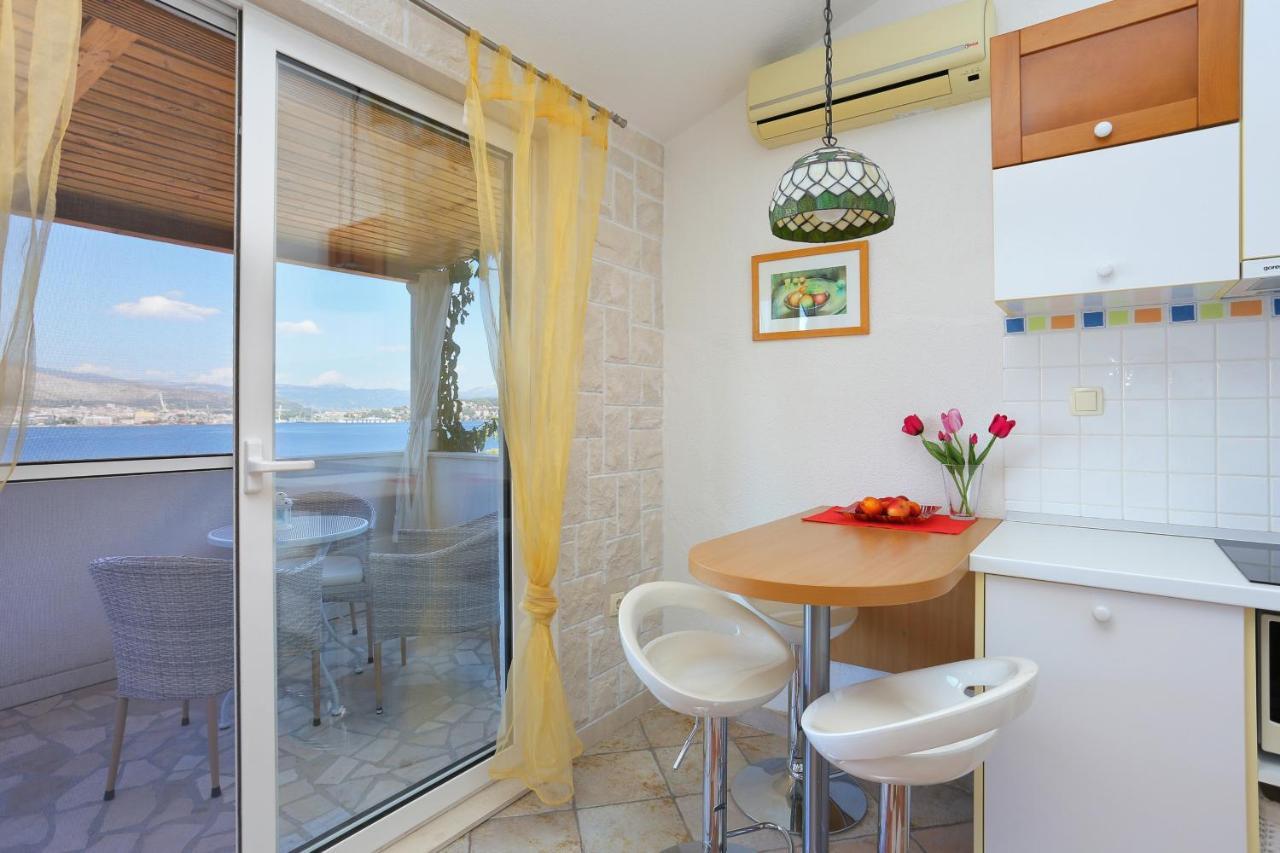 Apartments By The Sea Okrug Donji, Ciovo - 12502 โอครูกกอร์นญี ภายนอก รูปภาพ