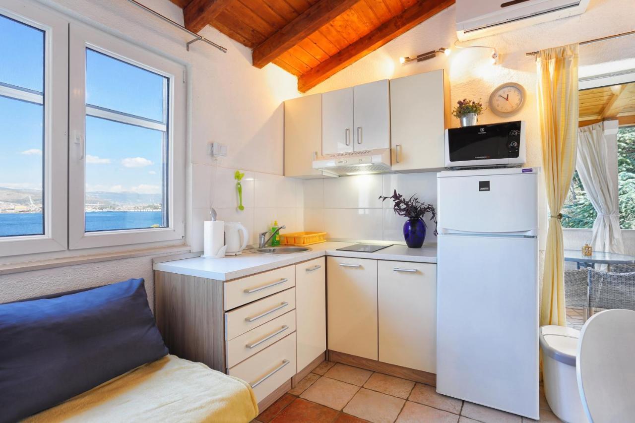 Apartments By The Sea Okrug Donji, Ciovo - 12502 โอครูกกอร์นญี ภายนอก รูปภาพ