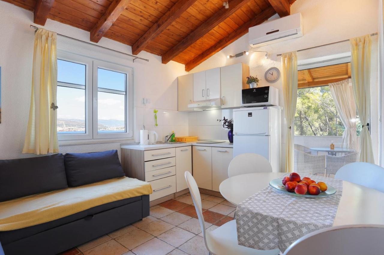 Apartments By The Sea Okrug Donji, Ciovo - 12502 โอครูกกอร์นญี ภายนอก รูปภาพ