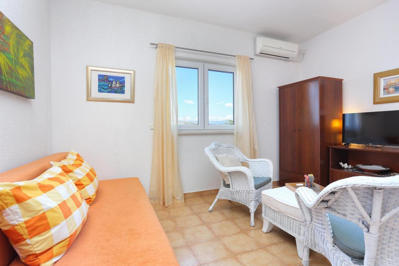 Apartments By The Sea Okrug Donji, Ciovo - 12502 โอครูกกอร์นญี ภายนอก รูปภาพ