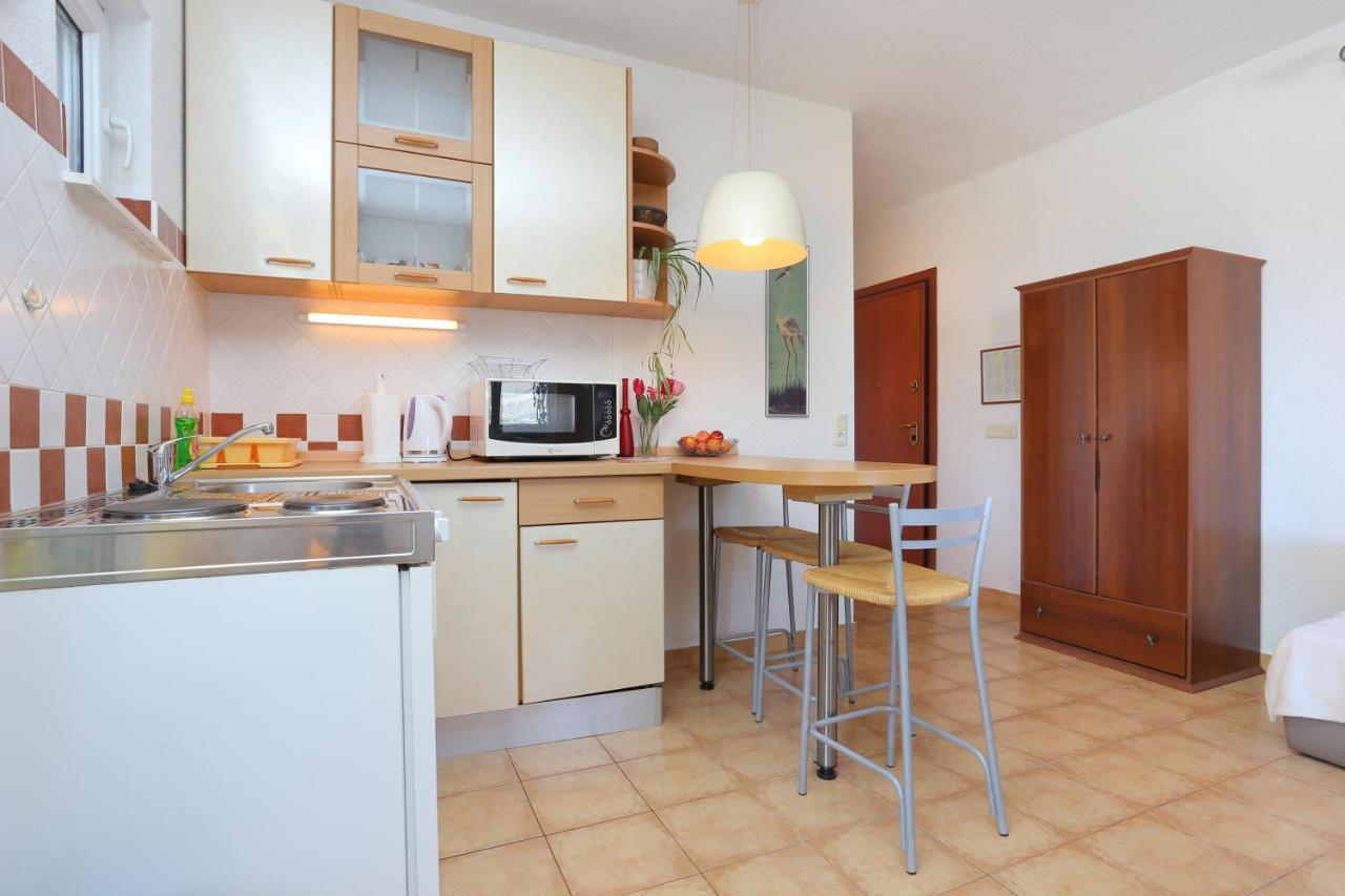 Apartments By The Sea Okrug Donji, Ciovo - 12502 โอครูกกอร์นญี ภายนอก รูปภาพ